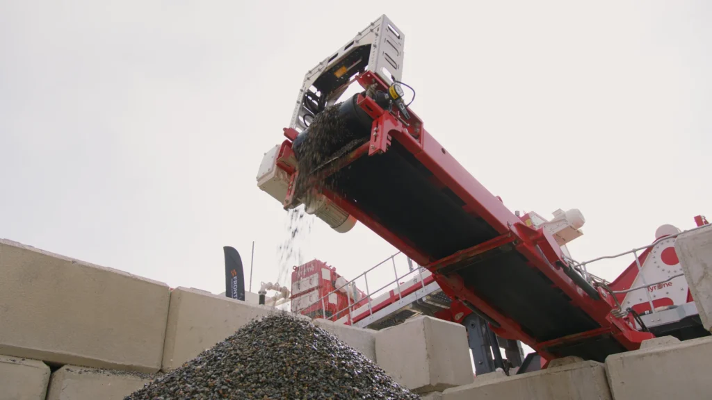 Aggregate dropping off conveyor